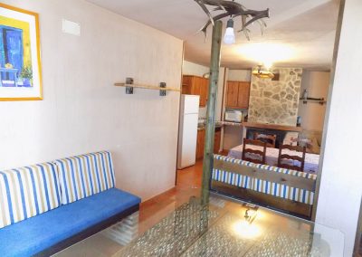 Salón con mesa hecha con trilla
